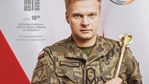 Plakat spotkania z Tomaszem Rożniatowskim w bibliotece publicznej MiG Pleszew 8 maja 2026 r. o godzinie 18:00.