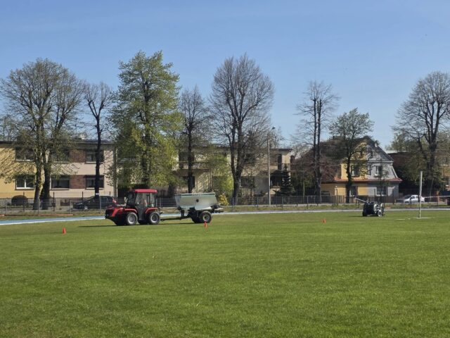 nawożenie trawnika na boisku sportowym.