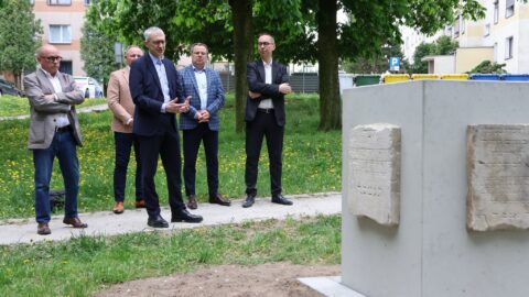 Burmistrz oraz historycy, specjaliści i wykonawcy przy odsłonięciu lapidarium w miejscu dawnego cmentarza żydowskiego w Pleszewie.