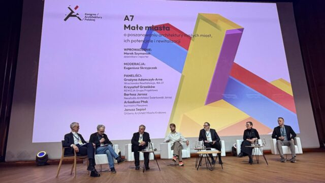 Uczestnicy panelu dyskusyjnego podczas kongresu na dużej scenie w auli. 