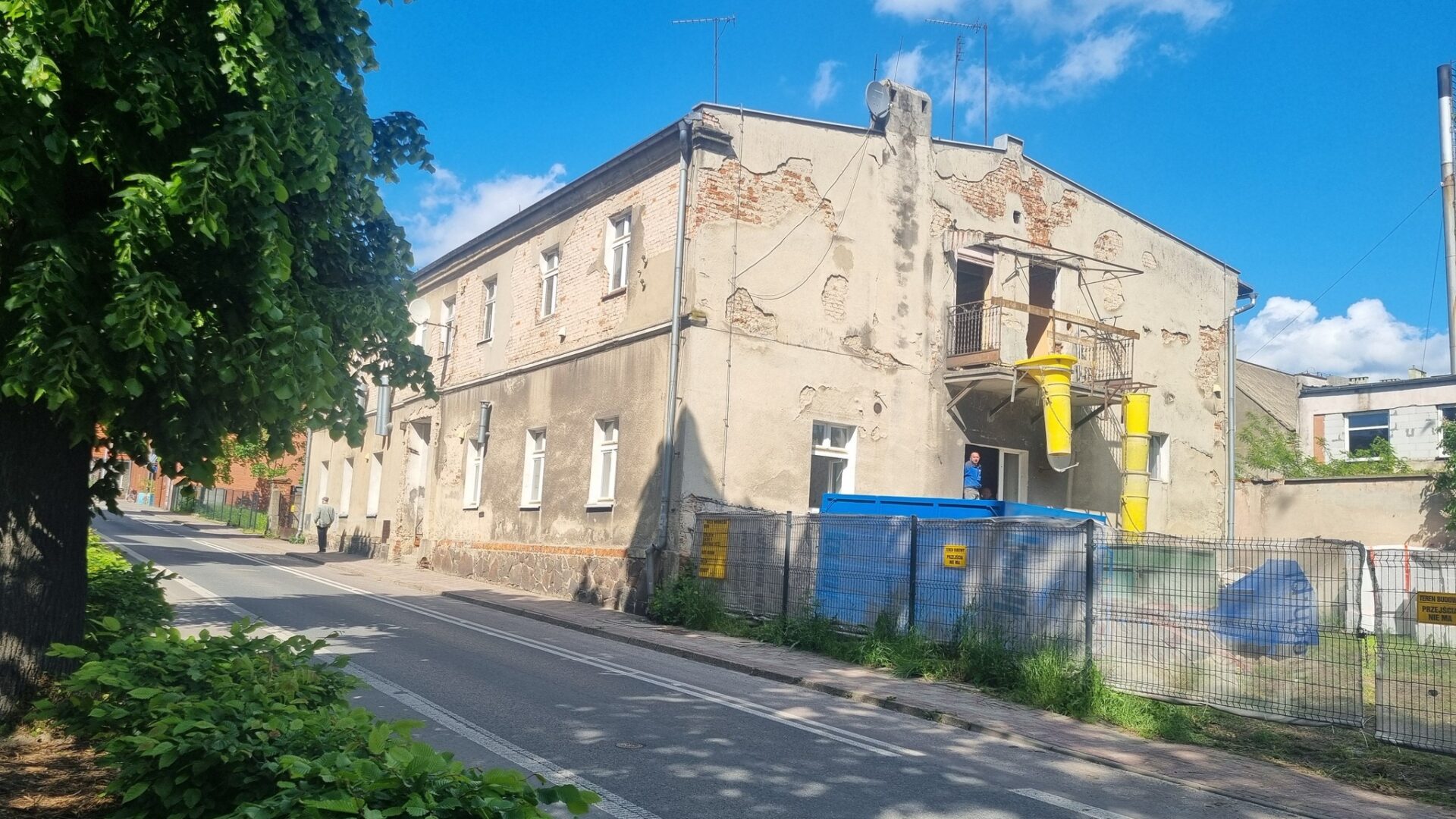 budynek remontowanej kamienicy z zewnątrz.