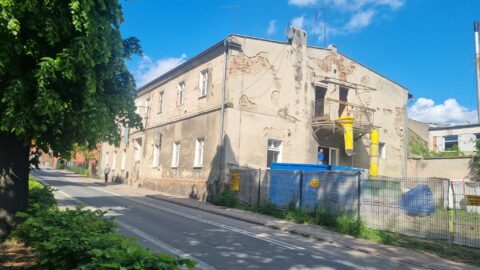 budynek remontowanej kamienicy z zewnątrz.