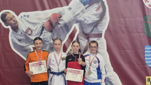 zawodnicy turnieju karate na podium zawodów.