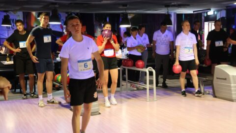 720226643_1323303089943237_815368863779616443_n osoby grające w bowling