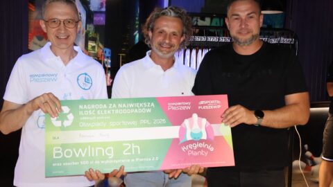 721415281_1323304036609809_1127371758167326335_n osoby trzymające nagrodę w postaci czeku.