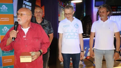 723084569_1323303626609850_7137299081958494486_n laureat złotego mikrofonu przemawiający przez mikrofon przy wręczających.