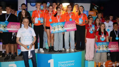 724163938_1323307029942843_508858804449001829_n laureaci pleszewskiej olimpiady z czekiem.