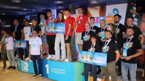 laureaci pleszewskiej olimpiady z czekiem.