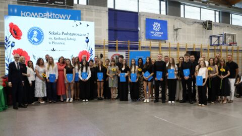 grupowe zdjęcie nagrodzonych absolwentów podczas gali.