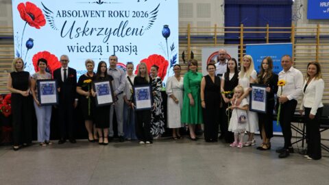 grupowe zdjęcie nagrodzonych absolwentów podczas gali.