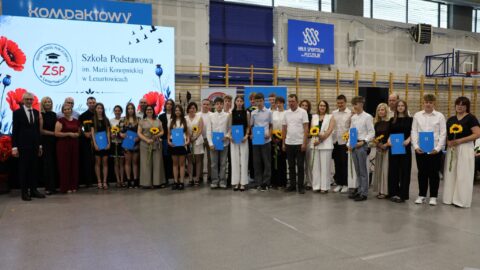 grupowe zdjęcie nagrodzonych absolwentów podczas gali.