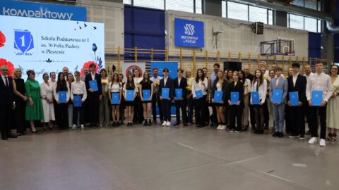 grupowe zdjęcie nagrodzonych absolwentów podczas gali.