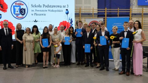 grupowe zdjęcie nagrodzonych absolwentów podczas gali.