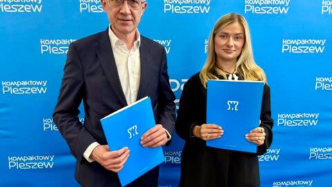 Burmistrz oraz przedstawicielka firmy wykonawczej na podpisaniu umowy w ratuszu.