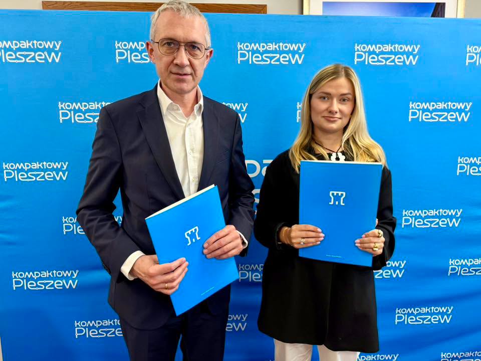 Burmistrz oraz przedstawicielka firmy wykonawczej na podpisaniu umowy w ratuszu.