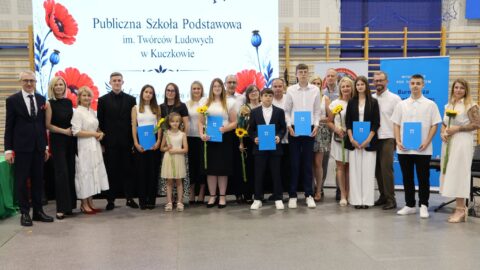 grupowe zdjęcie nagrodzonych absolwentów podczas gali.