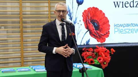 burmistrz przemawiający podczas gali absolwentów 2026.