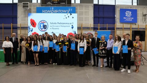 grupowe zdjęcie nagrodzonych absolwentów podczas gali.