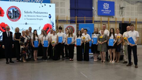grupowe zdjęcie nagrodzonych absolwentów podczas gali.