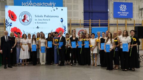grupowe zdjęcie nagrodzonych absolwentów podczas gali.