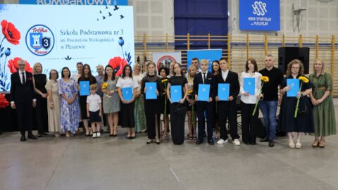 grupowe zdjęcie nagrodzonych absolwentów podczas gali.