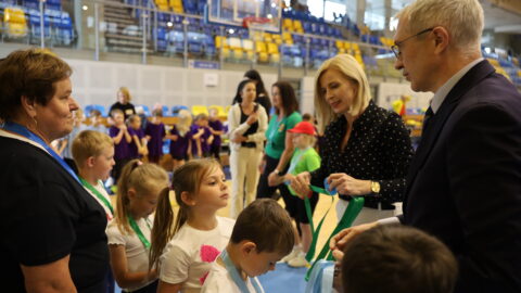 IMG_9471 burmistrzowie wręczający nagrody dzieciom na olimpiadzie.