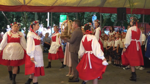 Okładka wrześniowego wydania Flesz PPL przedstawiająca obrzęd dożynkowy oraz starostów z wieńcem