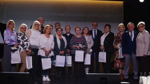 burmistrz i prezes putw wręczający indeksy nowym słuchaczom podczas inauguracji roku akademickiego Pleszewskiego Uniwersytetu Trzeciego Wieku