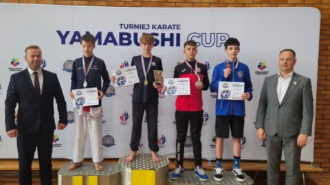 zawodnicy karate na podium zawodów